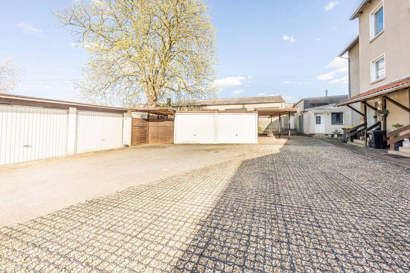 Vielseitiges Dreifamilienhaus mit großem Grundstück und 4 Garagen – Castrop-Rauxel – Vorschaubild 3