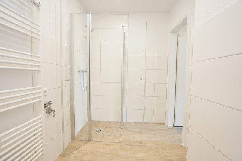 Schickes Wannenbad mit Dusche I Aufzug & Balkon