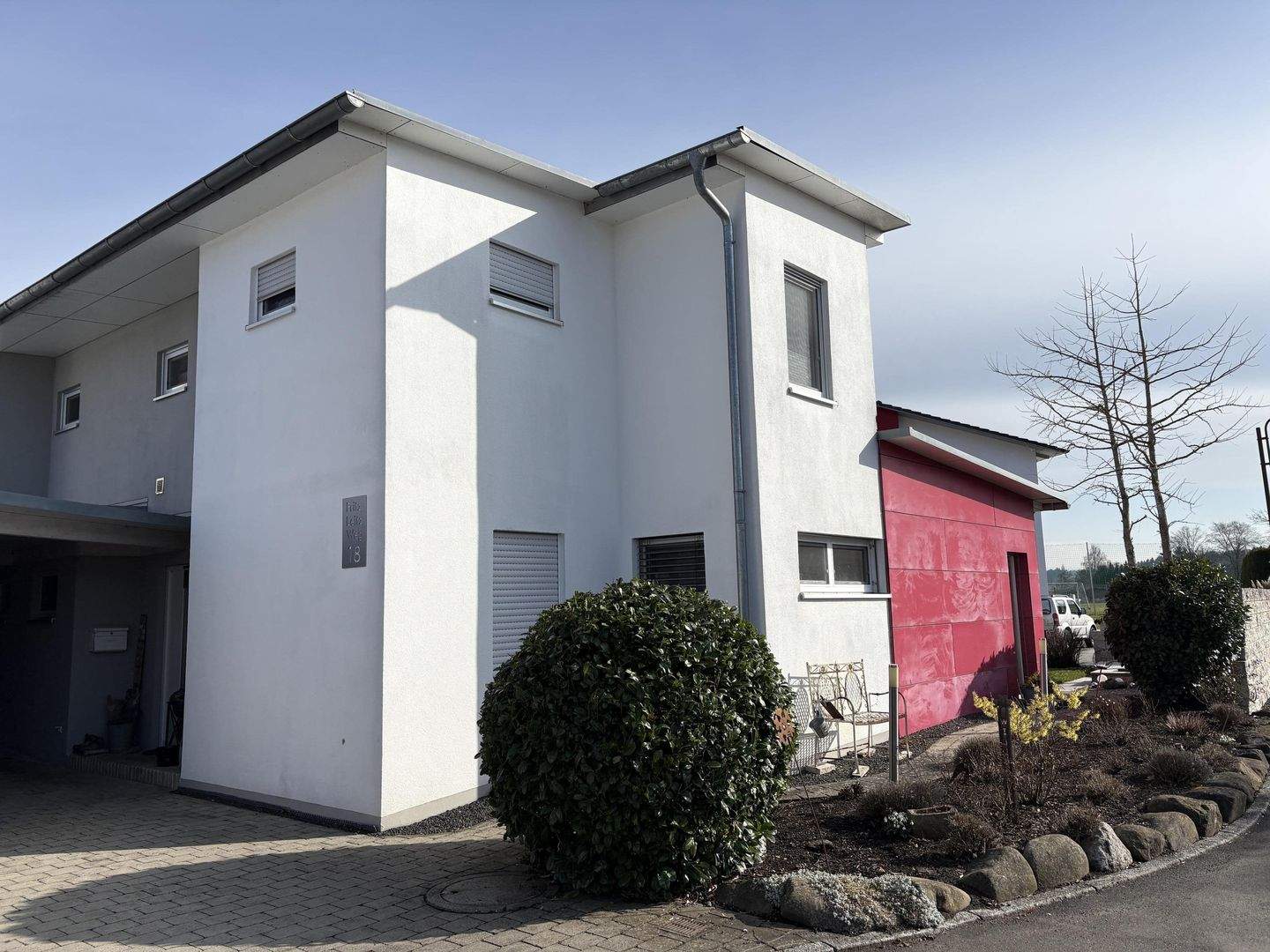Neuwertiges und modernes Einfamilienhaus mit großem Grundstück in Burgrieden – Burgrieden – Bild 1 von 9