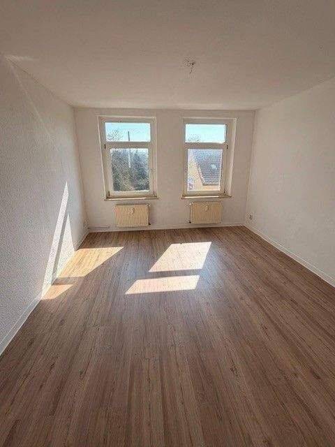 Gemütliche 4-Raum Wohnung mit nagelneuem Vinylfußboden und Einbauküche. – Magdeburg – Vorschaubild 6