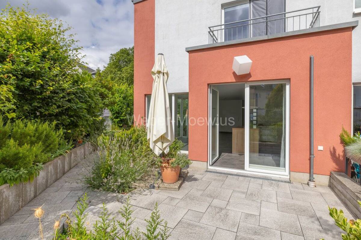 Modernes EFH (einseitig angebaut) mit gehobener Ausstattung, Nolte-EBK, FBH, Terrasse, Balkon etc. – 53227 Bonn – Bild 1 von 9