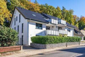 Hochwertige 2-Zimmer-Dachgeschosswohnung mit PKW-Stellplatz und großem Südwest-Balkon in begehrter Lage von Bielefeld-Gadderbaum – 33617 Bielefeld – Vorschaubild 1