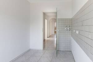 Lichtdurchflutete 4-Zimmer Wohnung mit 2 Balkonen, Garage & Stellplatz – 51149 Köln – Vorschaubild 6