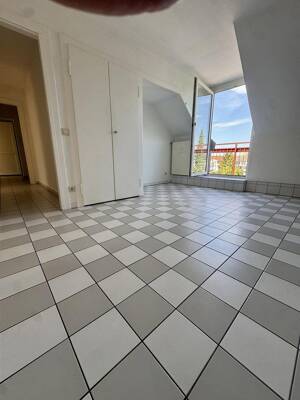 Kernsanierte 3-Zimmer-DG-Wohnung mit Wohnküche, neuer EBK und Sonnenterrasse in Eller