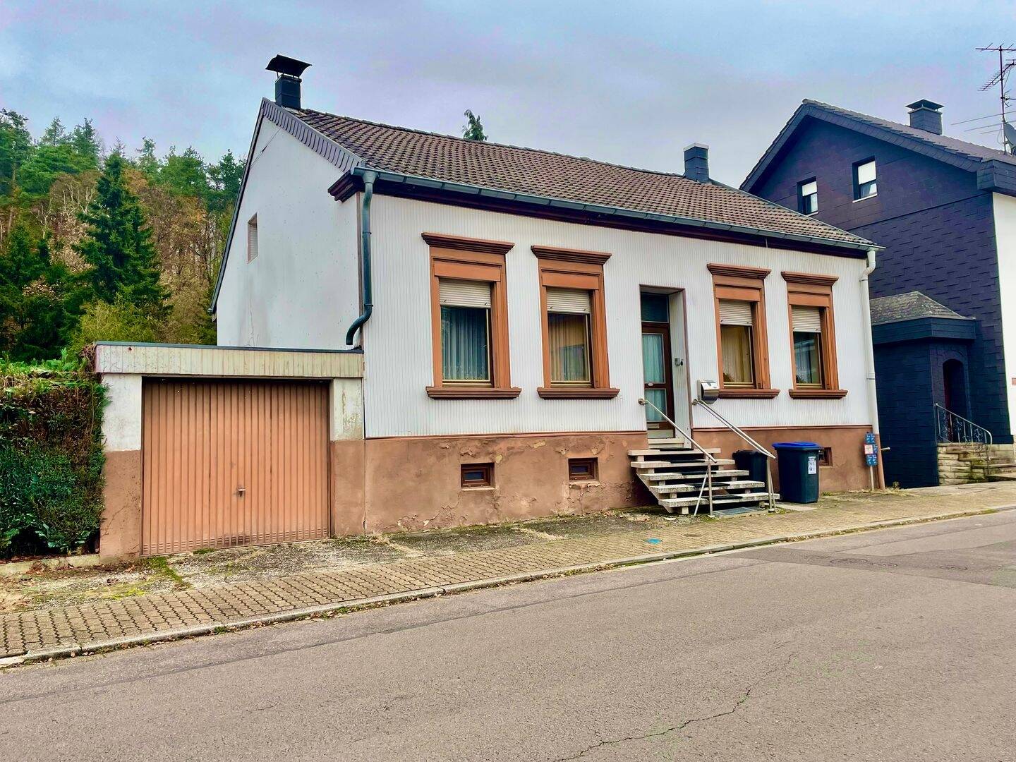 freistehendes Einfamilienhaus mit großem Garten ! – Großrosseln – Bild 1 von 9