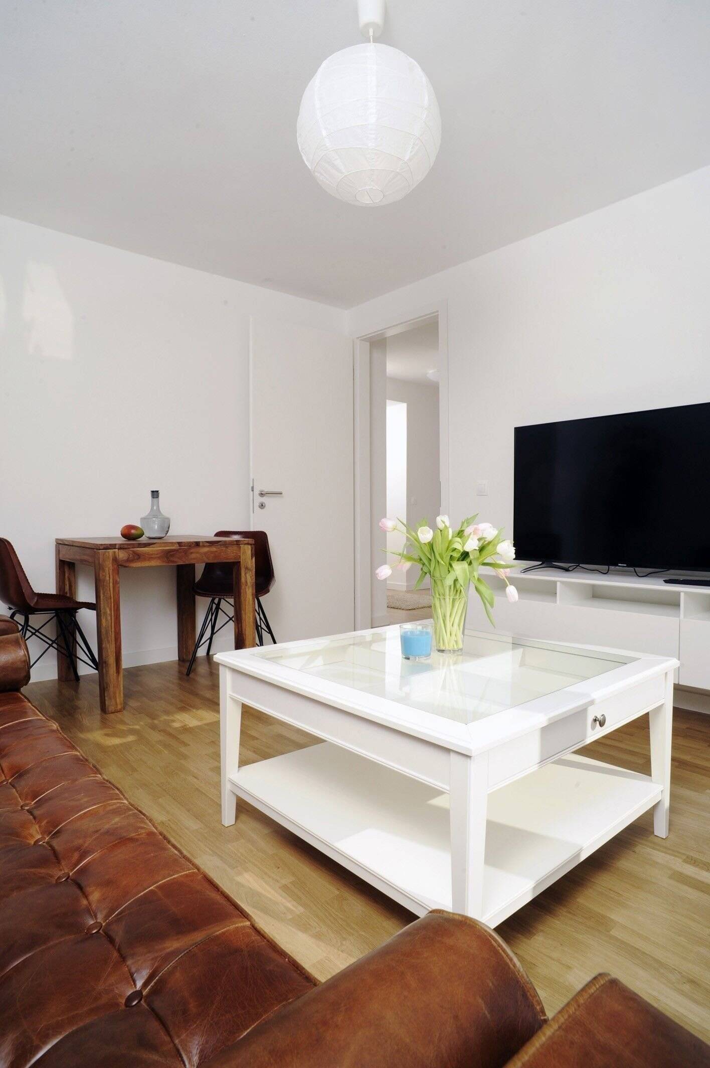vollmöbilierte durchgestylte 2-Zimmer-Wohnung in Top-Lage bei ECB