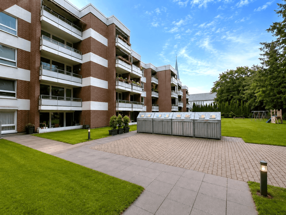 Zeitgemäßer Wohnkomfort mit Kamin und Tiefgaragenstellplatz in Hamburg-Jenfeld! – 22045 Hamburg – Bild 1 von 9