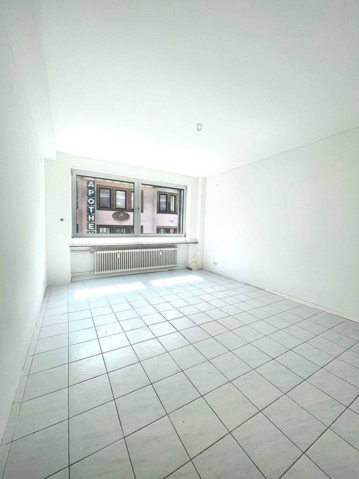 Mitten drin statt nur dabei – renovierte 2-Zimmer-Wohnung mit Balkon und Aufzug in Saarbrückens Innenstadt – 66111 Saarbrücken – Bild 1 von 9