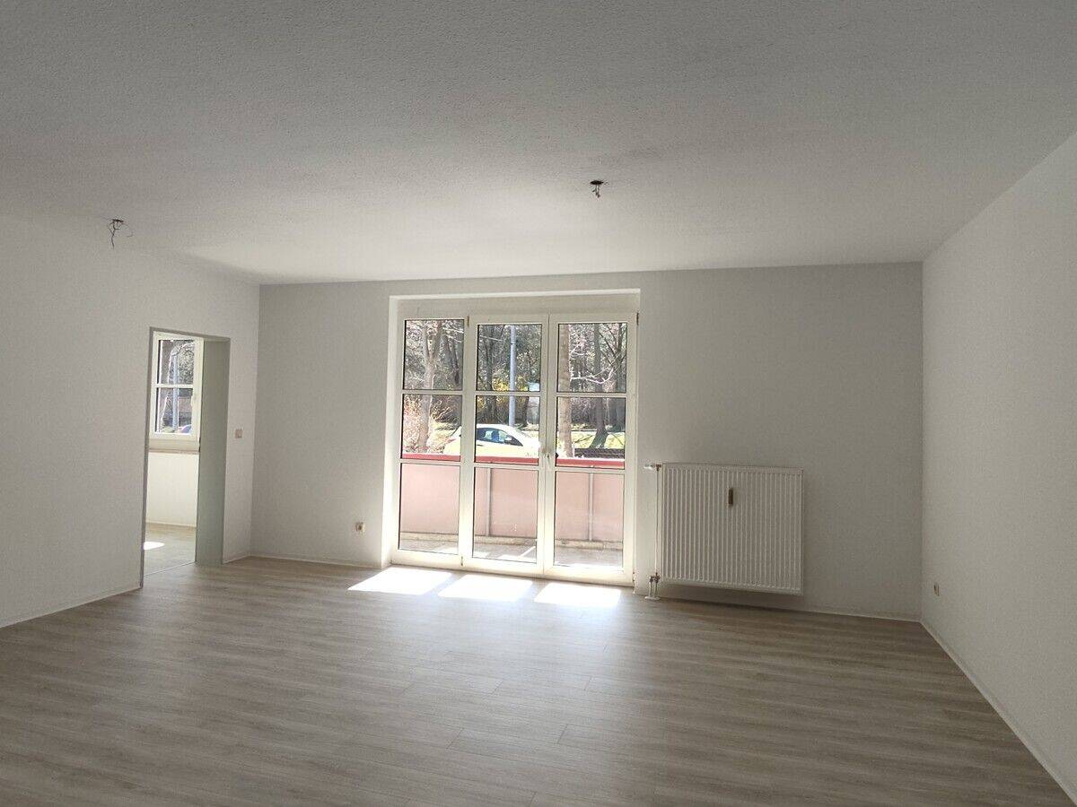 Schöne, renovierte 4-Zimmer-Wohnung mit Balkon!
