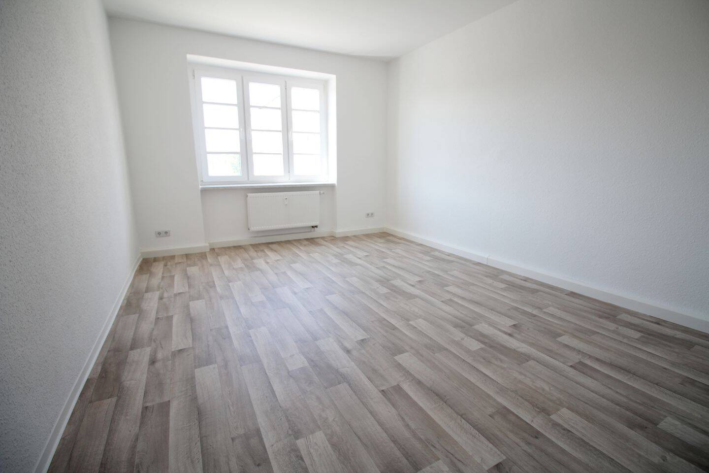 2-Raum-Wohnung mit Einbauküche und Balkon zum grünen Innenhof – Chemnitz – Vorschaubild 3