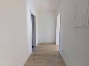 Große 2-Zimmer-Wohnung mit BALKON, modernem Wannenbad und viel Lichteinfall – 33649 Bielefeld – Vorschaubild 7
