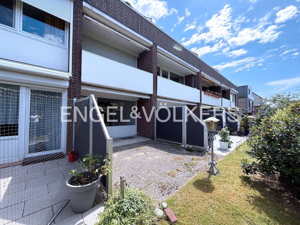 Ruhiges Wohnen mit Blick ins Grüne: 3-Zimmer Hochparterrewohnung mit Terrasse und Tiefgaragenstellplatz – 22149 Hamburg – Bild 1 von 6