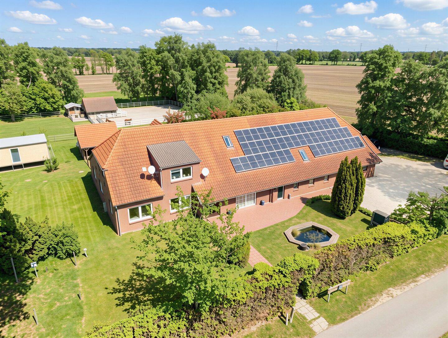 Exklusives Anwesen mit Ferienvermietung, Pferdehaltung & großem Grundstück – Bockhorn – Bild 1 von 9