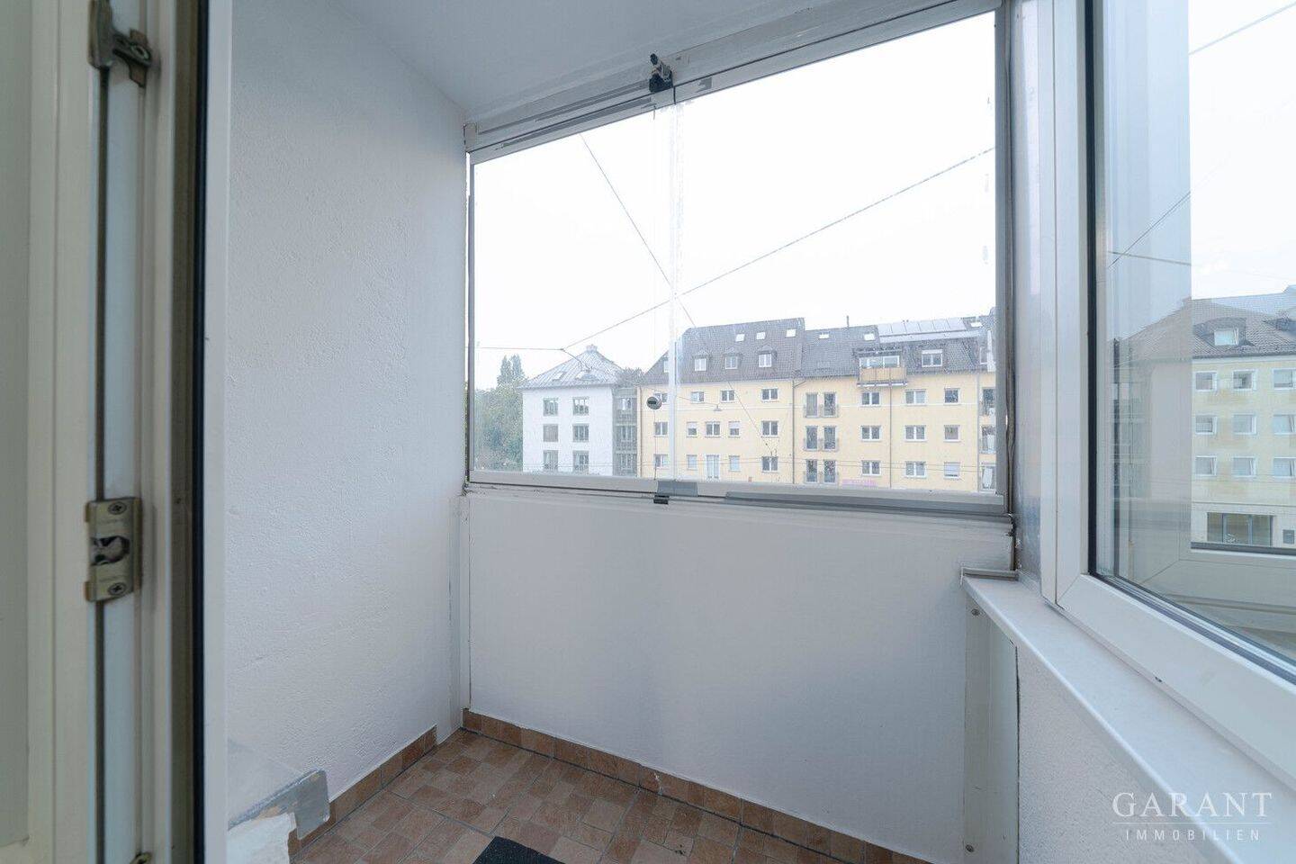 Lichtdurchflutete 3 Zimmer-Wohnung in München-Moosach - Mit Balkon, Loggia & moderner Sanierung – München – Vorschaubild 3