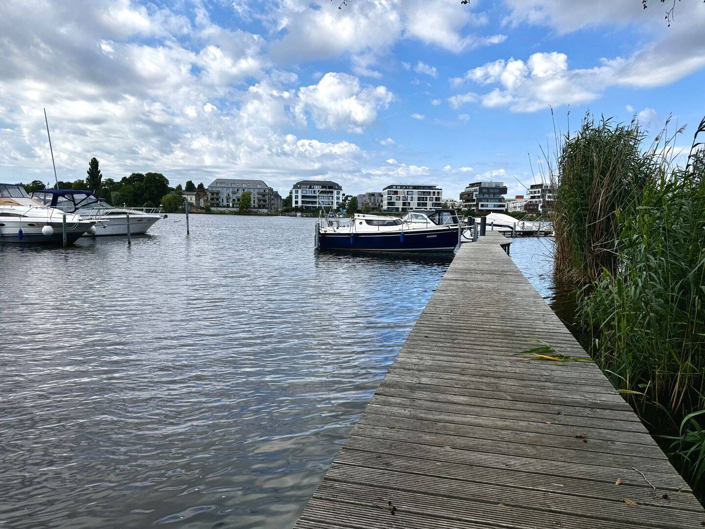 KAPITALANLAGE - Gut geschnittene, helle 3,5 Zimmern mit großer Terrasse und Wasserzugang