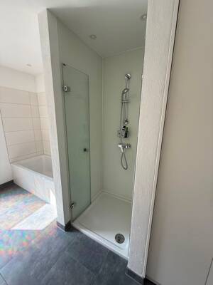 Einziehen und genießen. Moderne Wohnung mit hochwertigen Einbaumöbeln über 2 Ebenen – 30167 Hannover – Vorschaubild 9