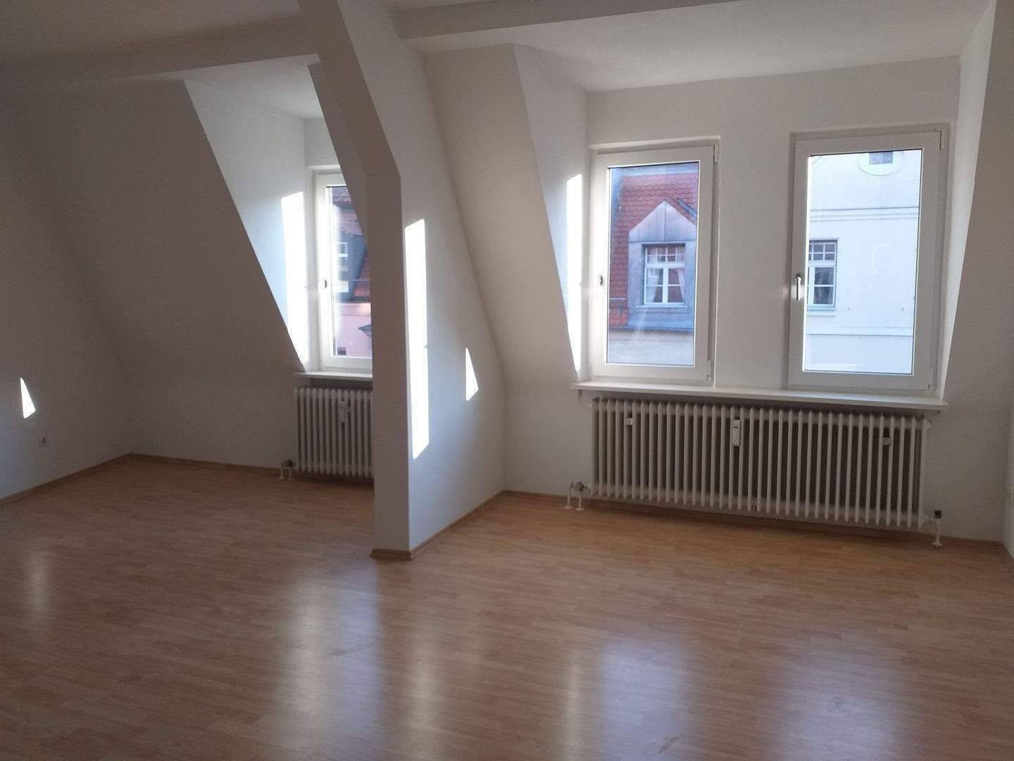 Nürnberg Nord: helle 2-Zimmer DG-Wohnung mit Balkon, Singleküche, Duschbad mit Fenster - vermietet zur Kapitalanlage – Nürnberg – Vorschaubild 3