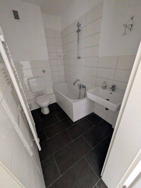 Nachmieter für Einzug ab sofort gesucht: 3-Zimmer-Wohnung mit Aufzug, modernem Bad und Balkon – Düsseldorf – Vorschaubild 3