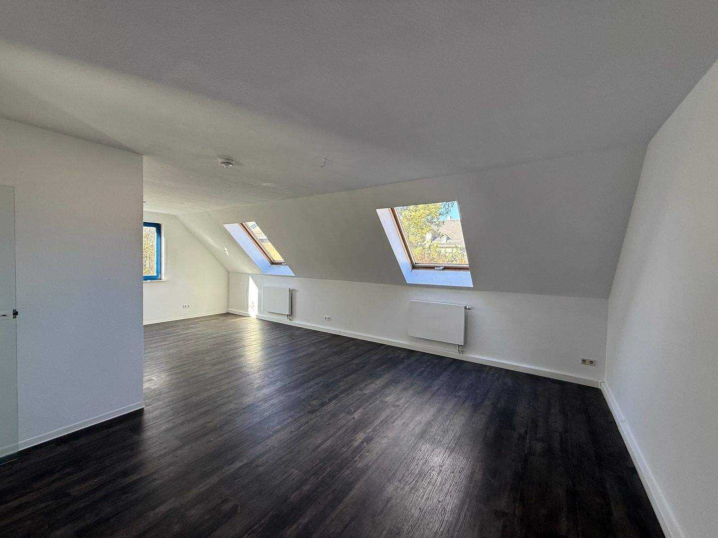 Große und lichtdurchflutete 4-Raum-Maisonette-Wohnung mit Tageslichtbad und EBK – Chemnitz – Vorschaubild 3