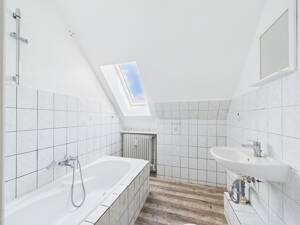 Innenstadt-Lage mit Komfort: gepflegte 2,5-Zimmer-Dachgeschosswohnung in Lübeck – 23552 Lübeck – Vorschaubild 5