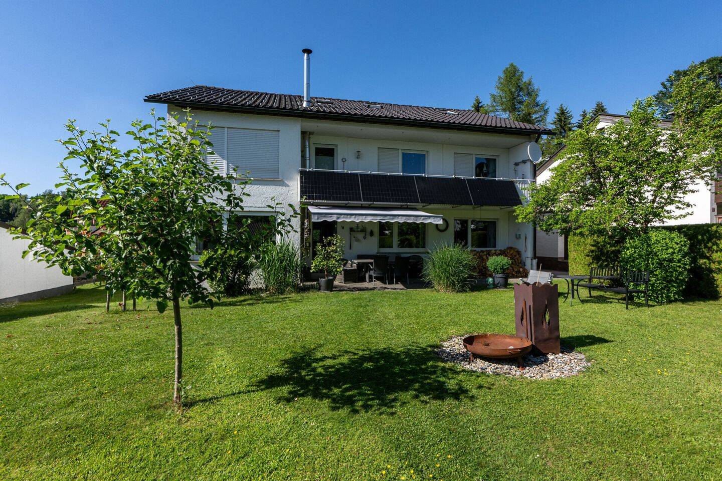 Gepflegtes Zweifamilienhaus mit großem Garten, drei Garagen und vielseitigen Nutzungsmöglichkeiten