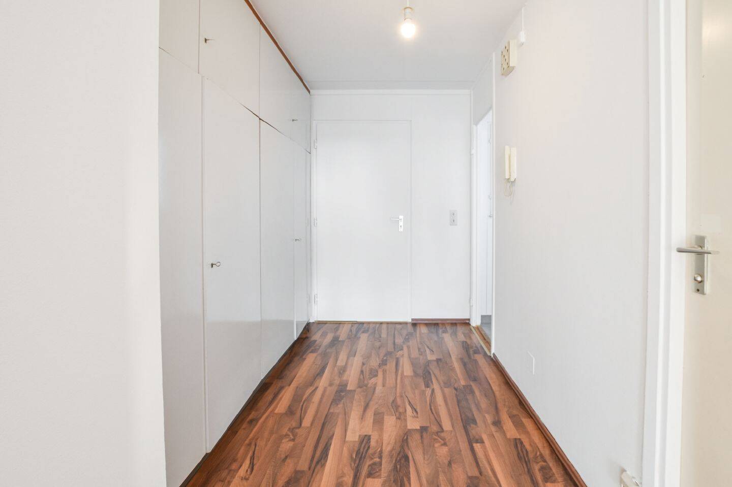 AIGNER - Bezugsfreie 1-Zimmer-Wohnung mit uneinsehbaren Westbalkon – München – Vorschaubild 2