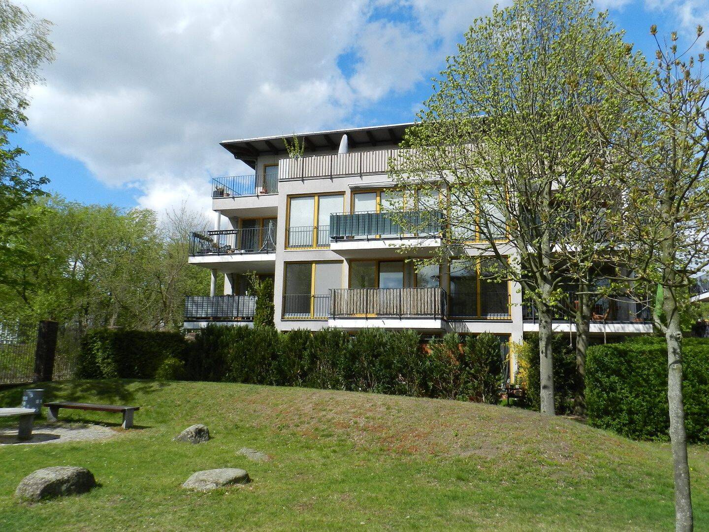großzügige 2 Zimmer Wohnung mit Terrasse in grüner Umgebung – Berlin – Bild 1 von 9
