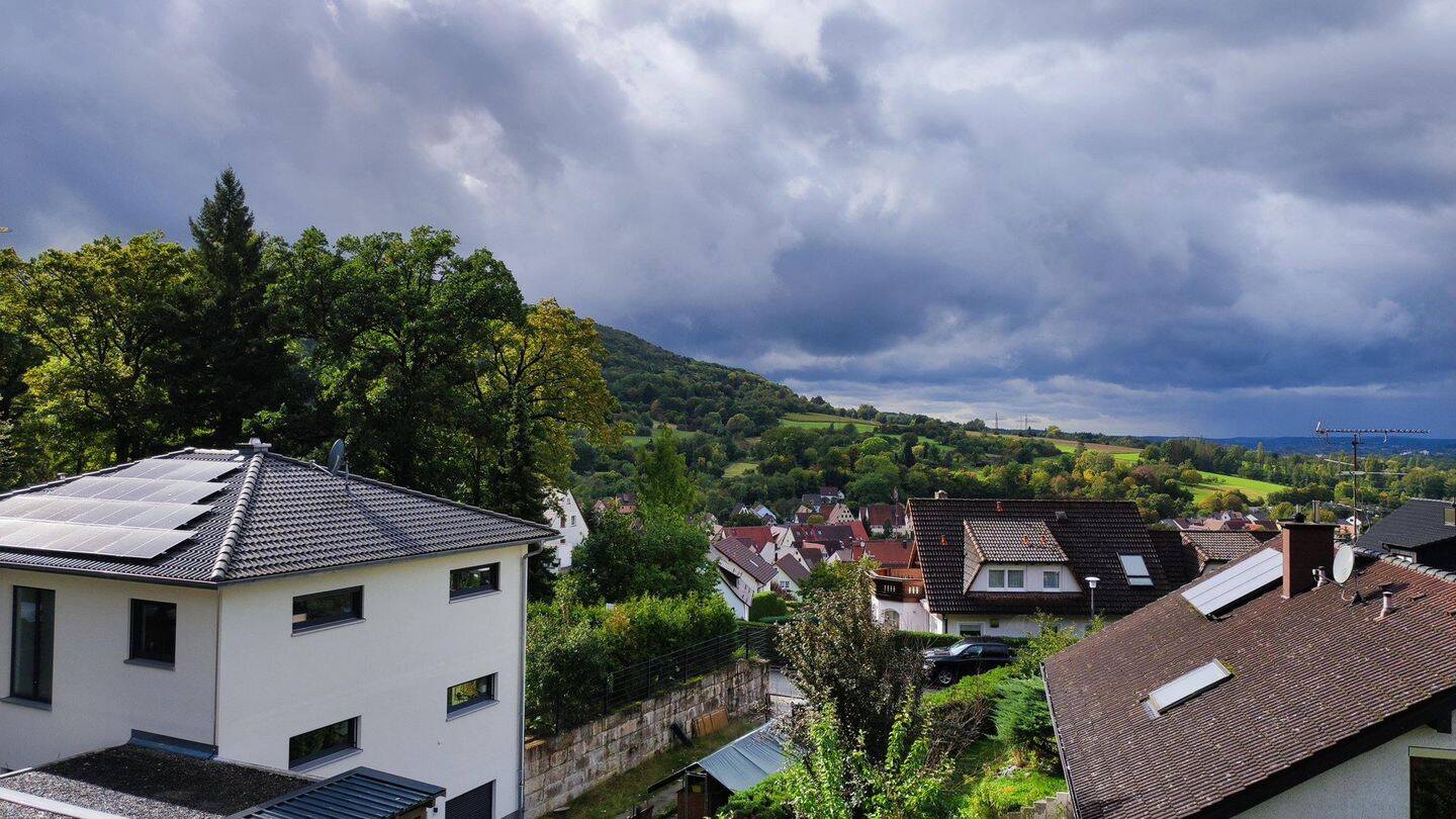Sonnige Aussichtslage mit Weitblick - Reiheneckhaus mit Galerie, Studio und großem Garten in Happurg – Happurg – Vorschaubild 8