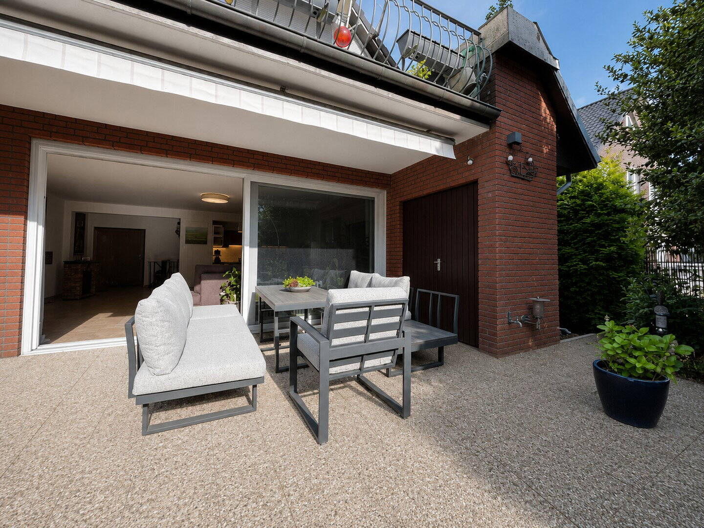 Haus-im-Haus-Charakter mit 30 m² Terrasse in ruhiger Lage in Hamburg-Bramfeld.