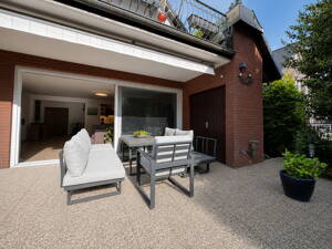 Haus-im-Haus-Charakter mit 30 m² Terrasse in ruhiger Lage in Hamburg-Bramfeld