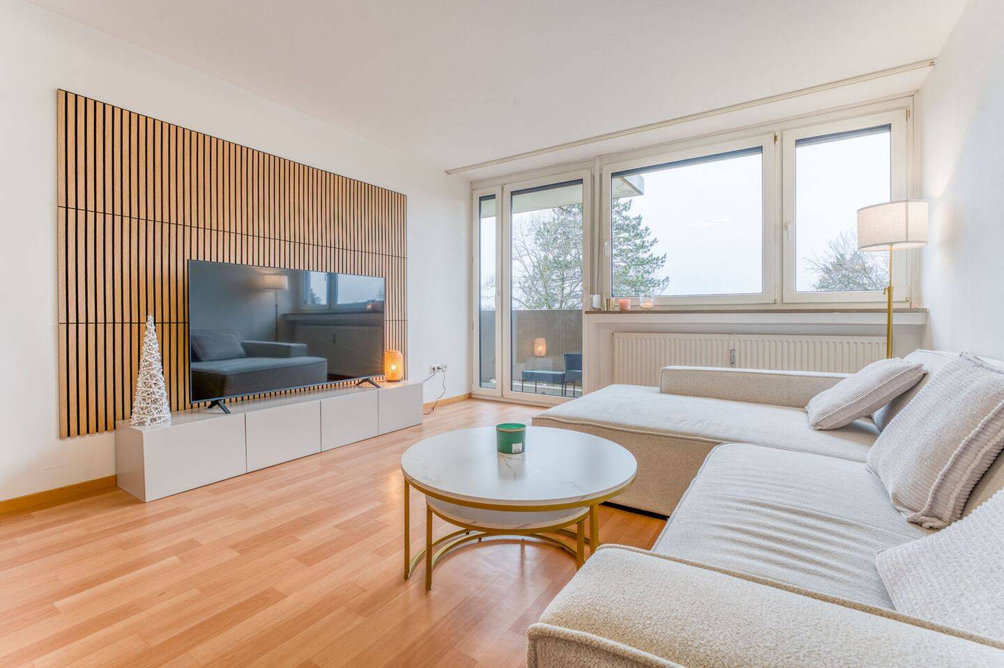 Über den Baumwipfeln: Helle 2-Zimmer-Wohnung mit Balkon in Moosach – München – Vorschaubild 3