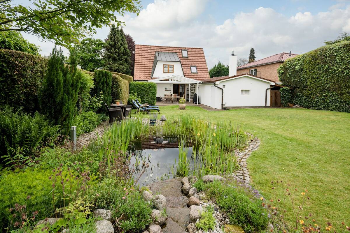 Wohlfühloase im Alstertal: Vielseitig nutzbares Einfamilienhaus mit Gartenparadies – 22393 Hamburg – Bild 1 von 9