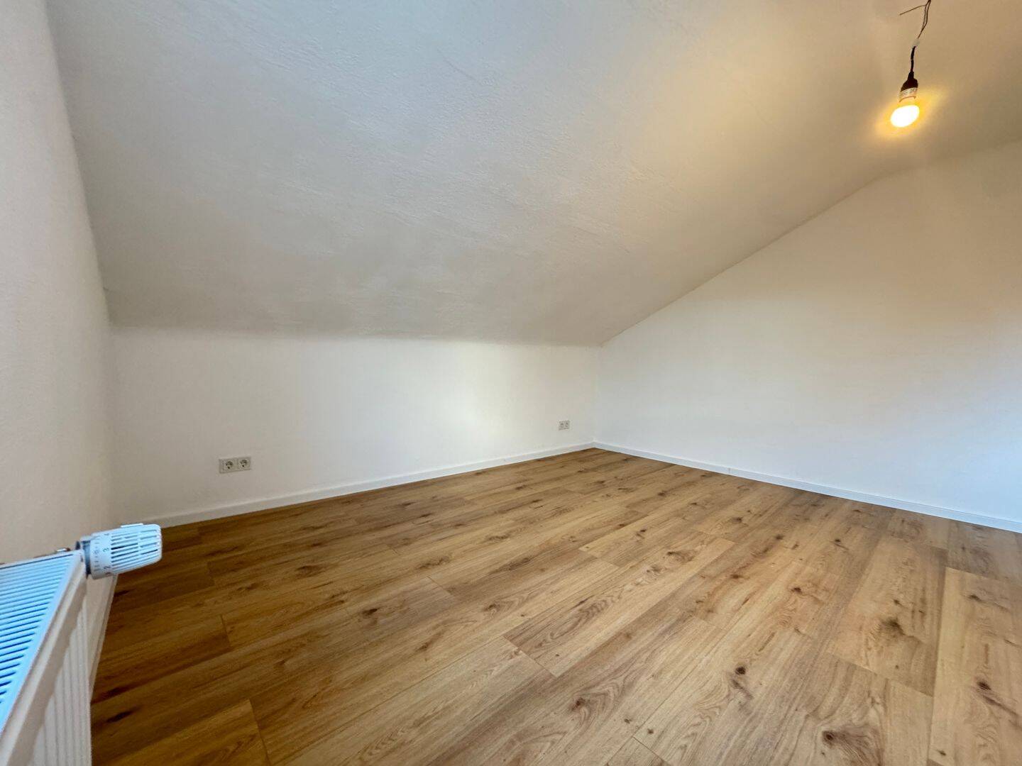 Sanierte 2-Zimmer-Dachgeschosswohnung mit neuem Bad in Ensheim – Saarbrücken – Vorschaubild 4