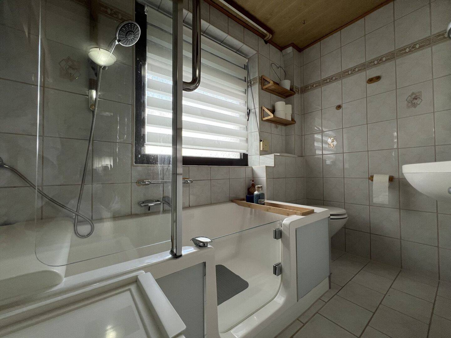 Teilsaniertes Reihenmittelhaus in ruhiger Lage mit Garage! – Reutlingen – Vorschaubild 8