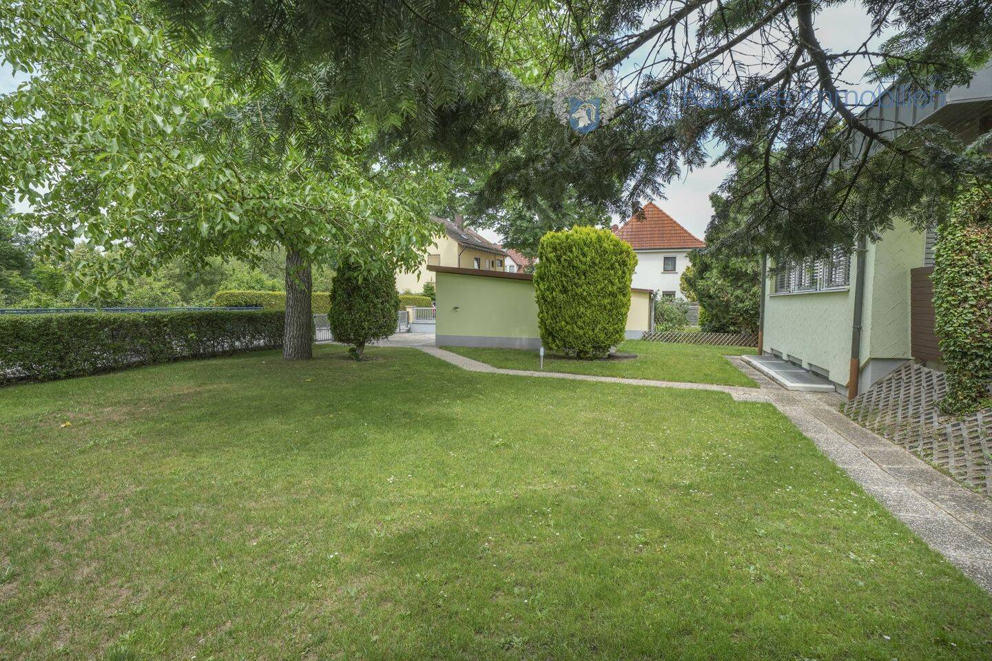 Hochwertig modernisierter Bungalow mit großem Grundstück, Doppelgarage & Ausbaureserve – Nürnberg – Vorschaubild 2