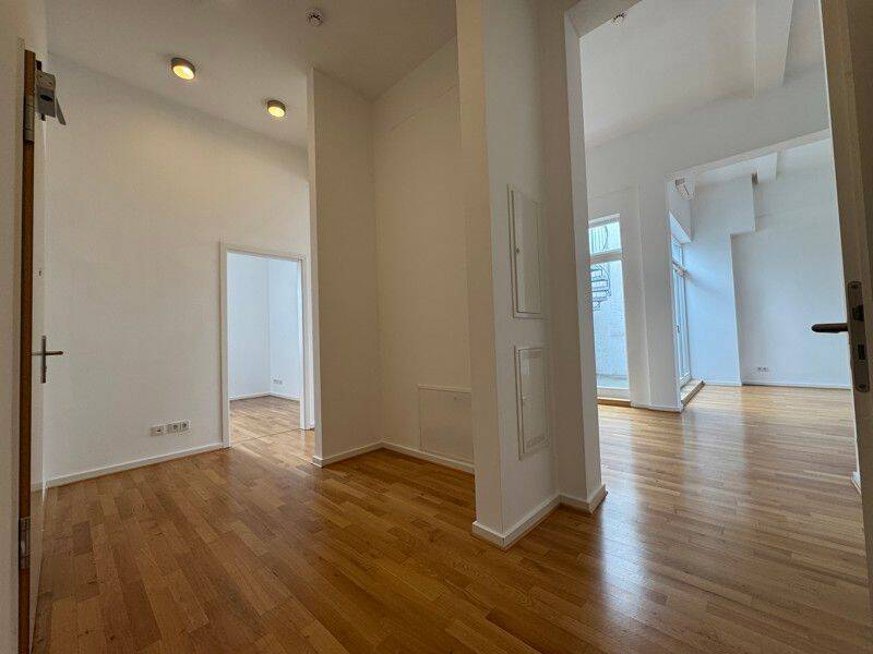 Hoch hinaus zum kleinen Preis: großzügige 4-Zi.-Dachgeschosswohnung mit Ausblick