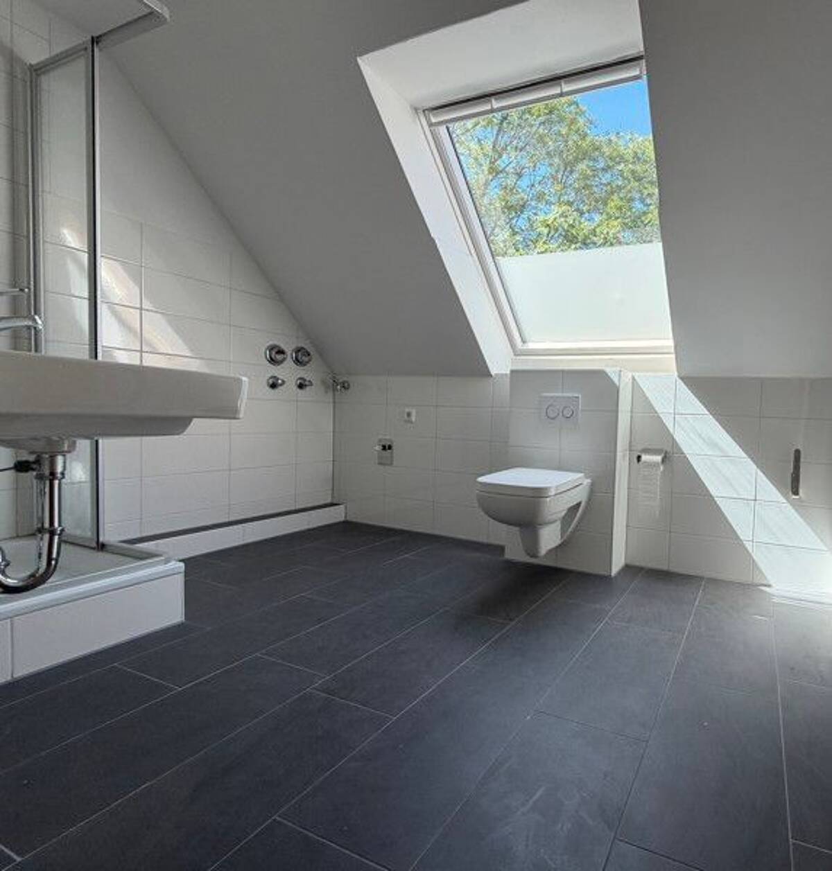 Besondere 2-Zimmer Dachgeschosswohnung mit Ausblick ins Grüne – 44357 Dortmund – Bild 1 von 9