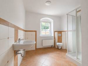 2 Raumwohnung, großes Bad, Garten und Stellplatz