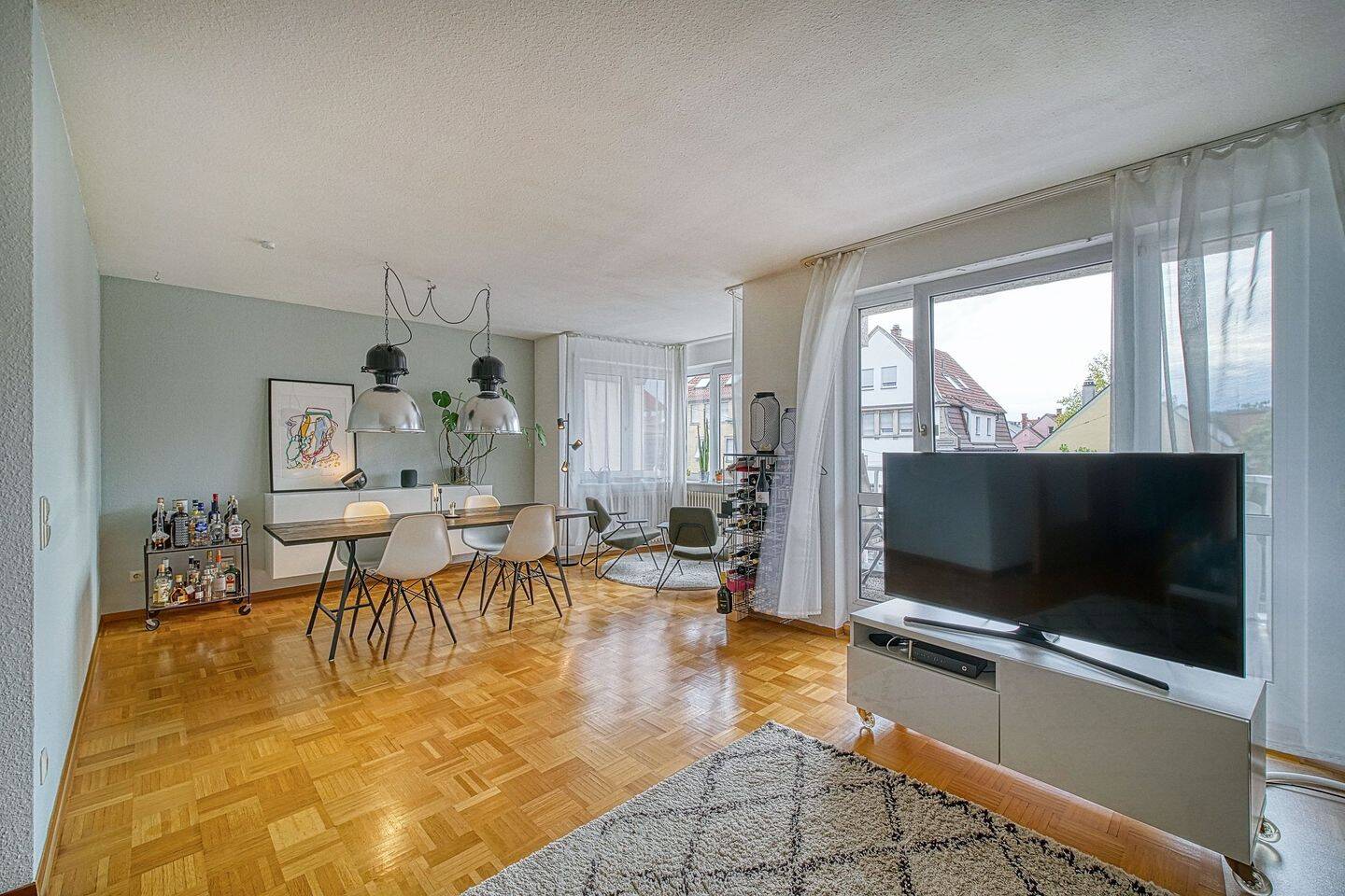 +++ Nahe PORSCHE - Parkett - Tageslicht-Bad mit Wanne und Dusche, separates WC - Süd-Balkon - Möbel-Übernahme möglich... – Stuttgart – Vorschaubild 5