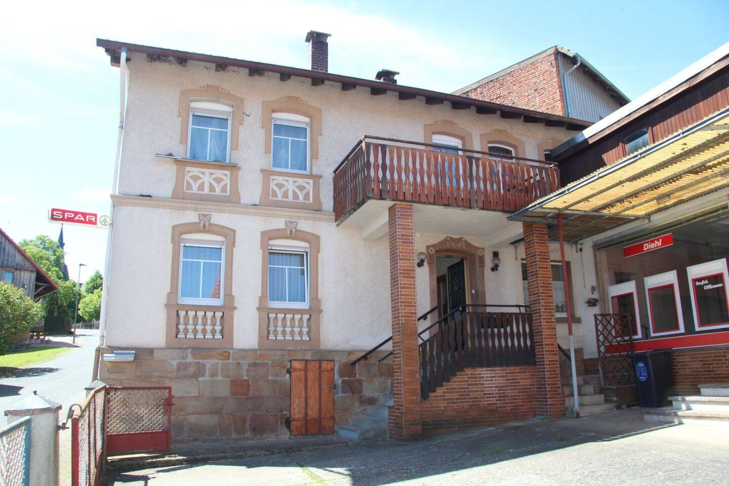 Eindrucksvolles Wohnhaus aus dem Jahr 1904 mit ehemaligem Spar-Laden, Scheune und Garage – Burghaun – Vorschaubild 3