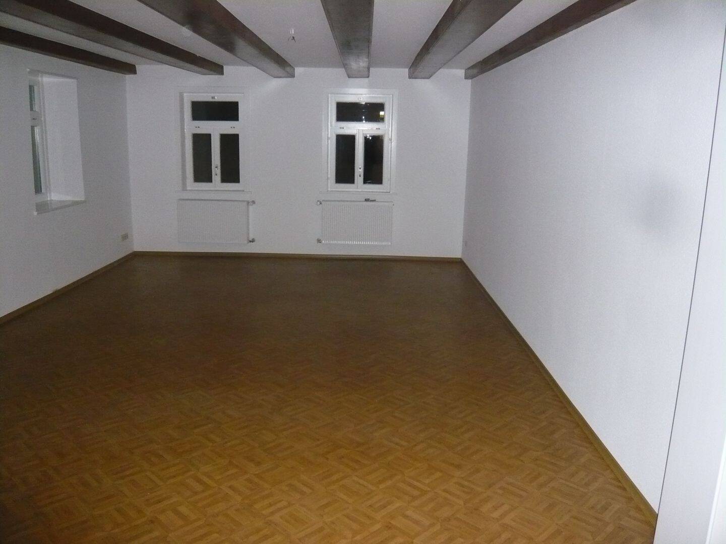 Große 3 Zimmer-Wohnung mit zwei Stellplätzen - ohne Balkon!!!