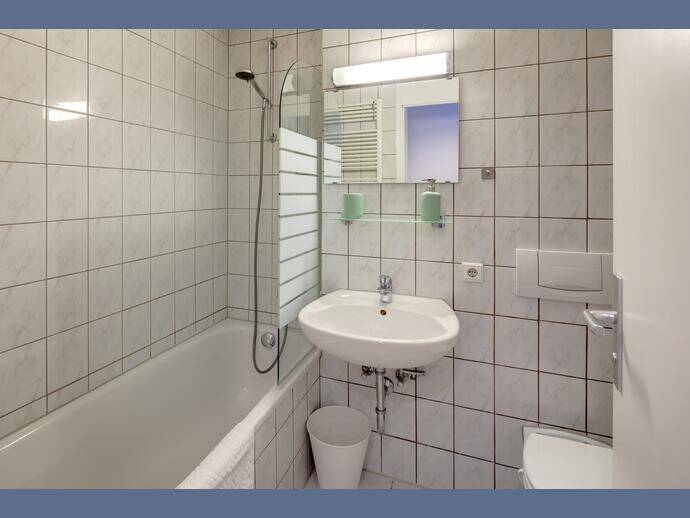 Möbliert: Sehr freundliche 1-Zi-Wohnung mit großer Loggia – München – Vorschaubild 9