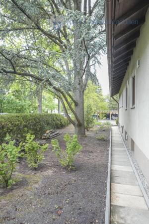 Großzügiger Bungalow mit Garten, Einliegerwohnung sowie Garage in herrlich ruhiger Lage – 91056 Erlangen – Vorschaubild 2