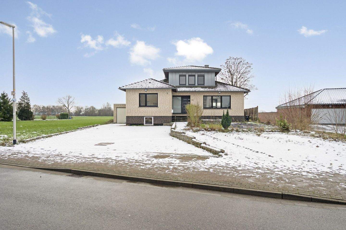 Freistehendes Einfamilienhaus mit Wintergarten, großem Garten und Feldblick in Heinsberg-Kempen! – Heinsberg – Bild 1 von 9