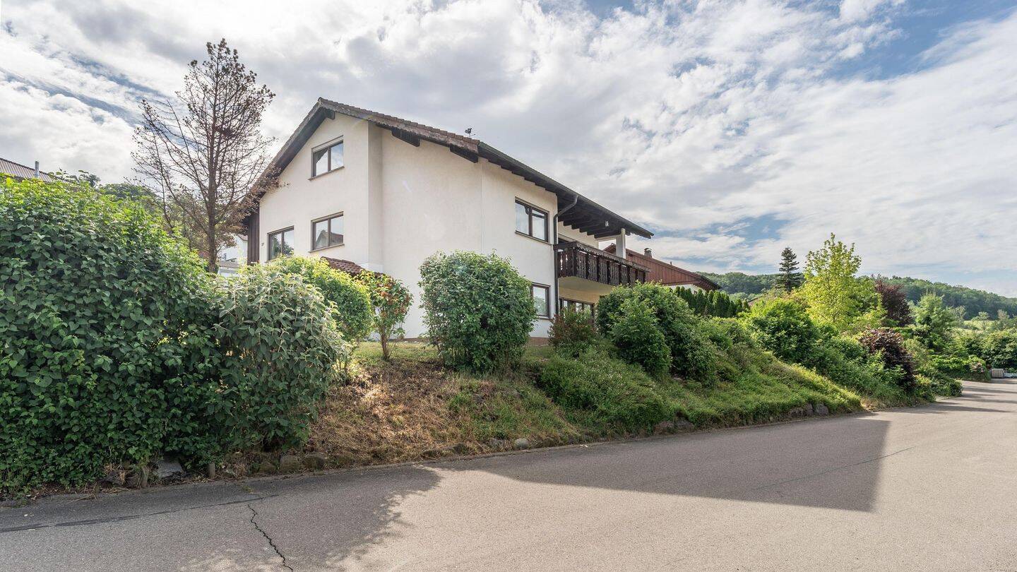 Großzügiges Wohnhaus mit Einliegerwohnung in sonniger Aussichtslage von Hilzingen Binningen – Hilzingen – Vorschaubild 2