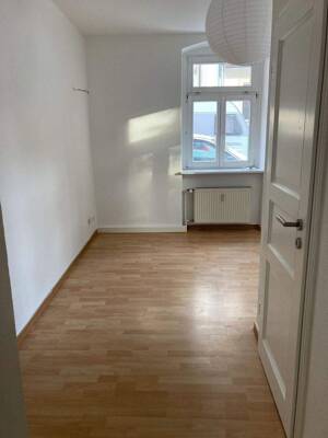 charmante 2-Raum-Wohnung mit kleiner Küchenzeile, Wintergarten und PKW-Stellplatz – 1277 Dresden – Vorschaubild 3