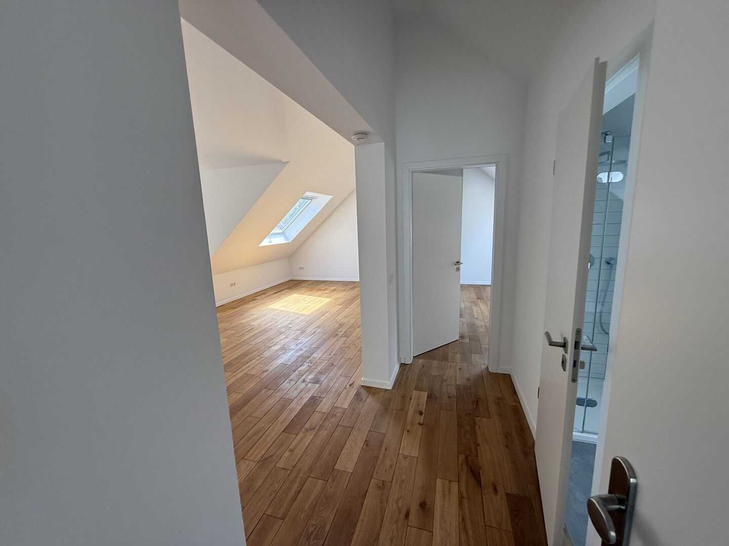 Modernes Wohnen mit Stil - Exklusive Dachgeschosswohnung in begehrter Lage von Wiesbaden-Sonnenberg – Wiesbaden – Vorschaubild 6