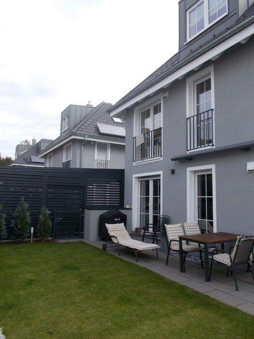 VERKAUFT Schönes Walmdach-DHH mit Doppelcarport, zentrale Lage – Gilching – Bild 1 von 9