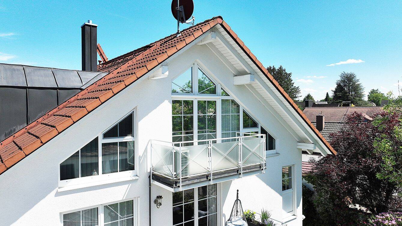 Exkl. 3-Zimmer-DG-Wohnung mit Dachterrasse, 2 Balkonen, Sauna und EBK in Bestlage Waldperlach
