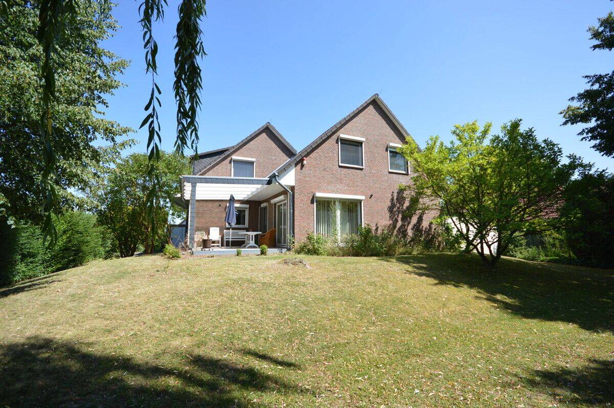 Großzügiges Ein-Zweifamilienhaus mit Garage und Carport in Bockenem